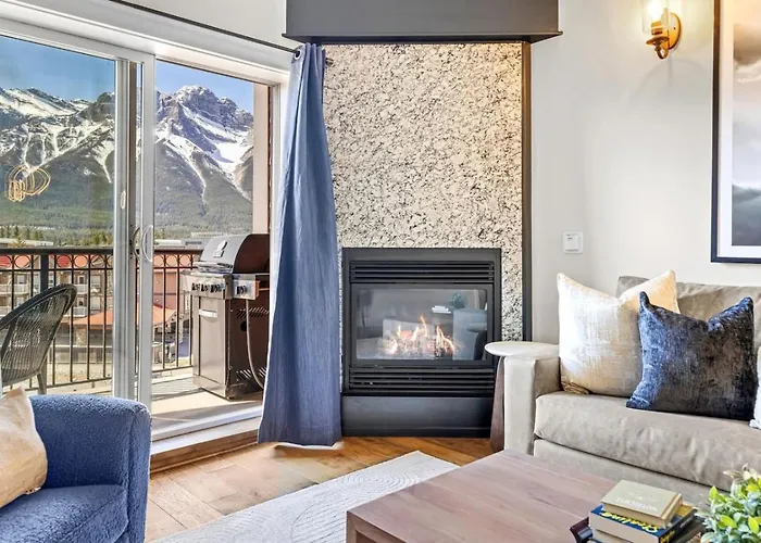 STUNNING PENTHOUSE WITH MTN VIEWS HOT TUB AND POOL, CANMORE